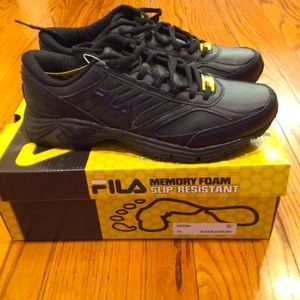 NWT Fila Memory Ultra Slip Resistant Sneakers 10